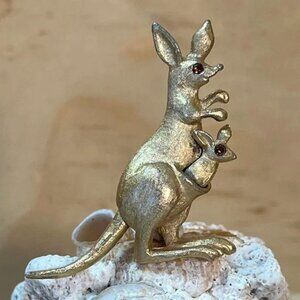 Vintage Avon Gold Tone Kangaroo Movable Joey Brooch